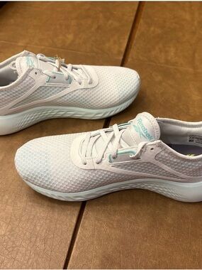 Reebok Women's Mesh Running Shoes in white with Mint Accents